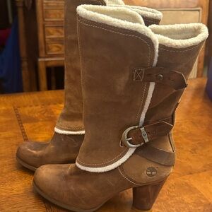 Women's Timberland Brown Suede Boots size 7 with Shearling Lining on top of boot